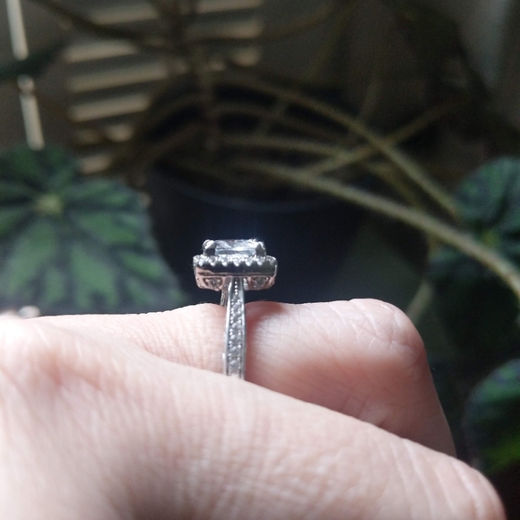 Faux diamond ring - Picture 2 of 7